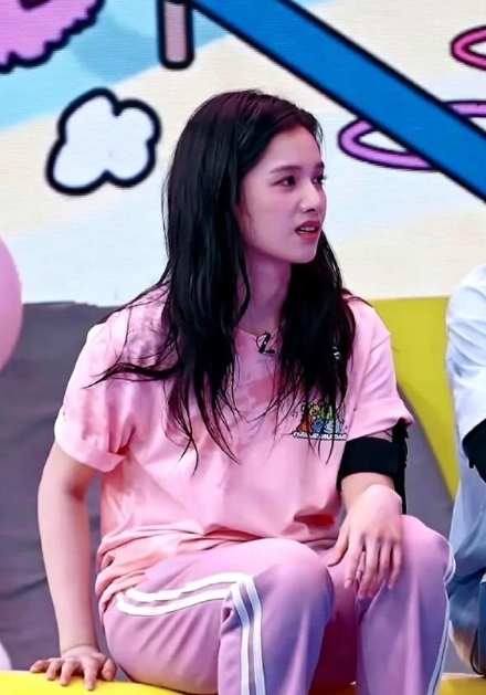 张婧仪背影杀，女大学生既视感。