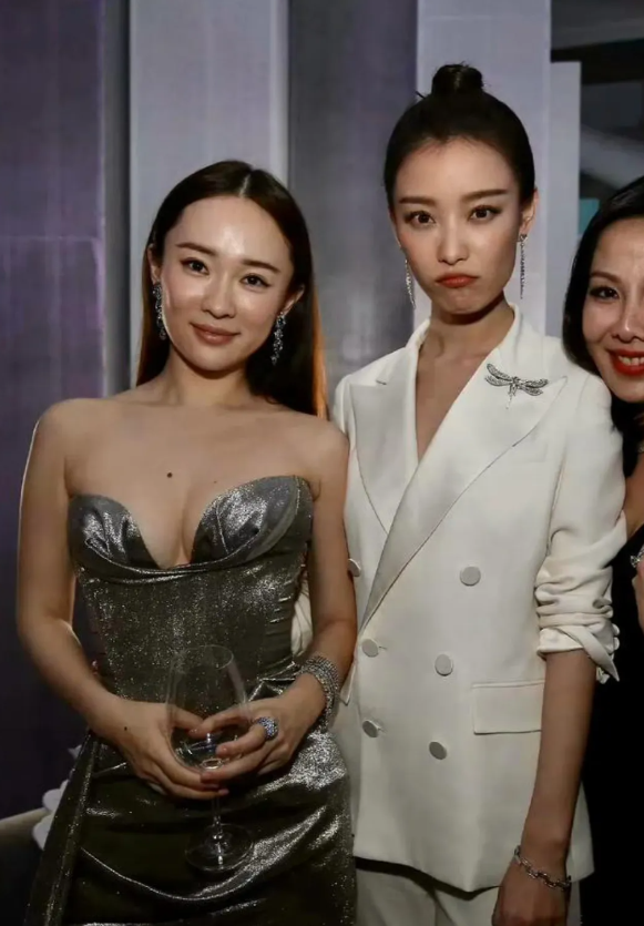 倪妮，170cm，身边的美女是谁？霸道总裁吗？