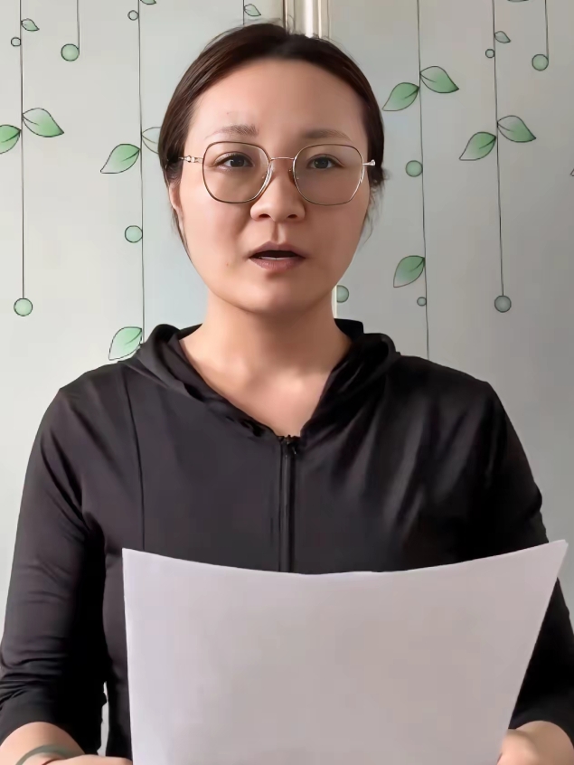 段某低着头念道歉信的时候，手都在不停地发抖。法院判决下来了，她不仅要赔偿40万，