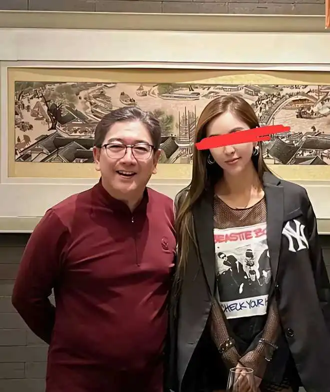 60岁水均益现身加拿大，与美女富婆微笑合影，啤酒肚