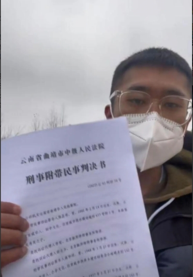 母亲活生生被生父烧死！为报杀母之仇，他将亲生父亲告上法庭，希望他获得死刑！如今父