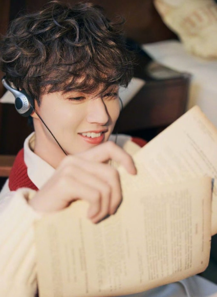 谁懂官鸿的颜值暴击！卷发加持五官更显精致柔和，眉眼干净透亮，笑起来梨涡甜到犯规，