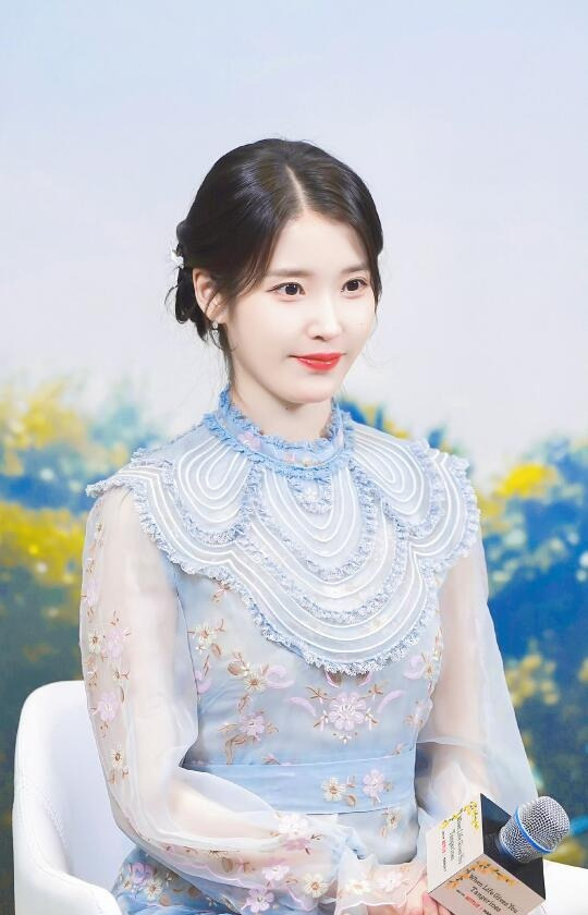 IU李知恩小裙子穿搭











啊！IU的裙子也太好看了吧！想立刻拥