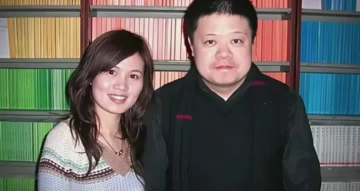 马季儿子马东和妻子彭小盛的一张留影，妻子端庄大方
