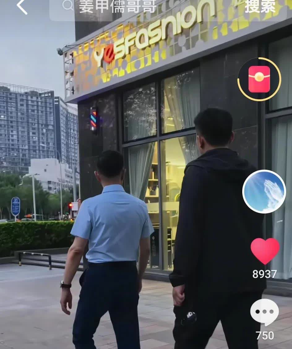 这个保镖太行了，身材魁梧，1.8大个，
就在昨天姜甲儒的哥哥也来到了北京来保护