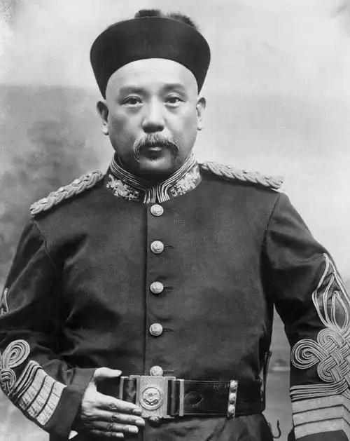 袁世凯有午睡的习惯，每天总睡两个小时，每次睡醒，都要喝上一口上好的香茶，有一天，