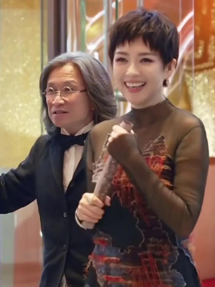 汪峰后悔放弃章子怡了。估计要躲在厕所里哭了。
大家看现在的章子怡，章子怡怎么突然