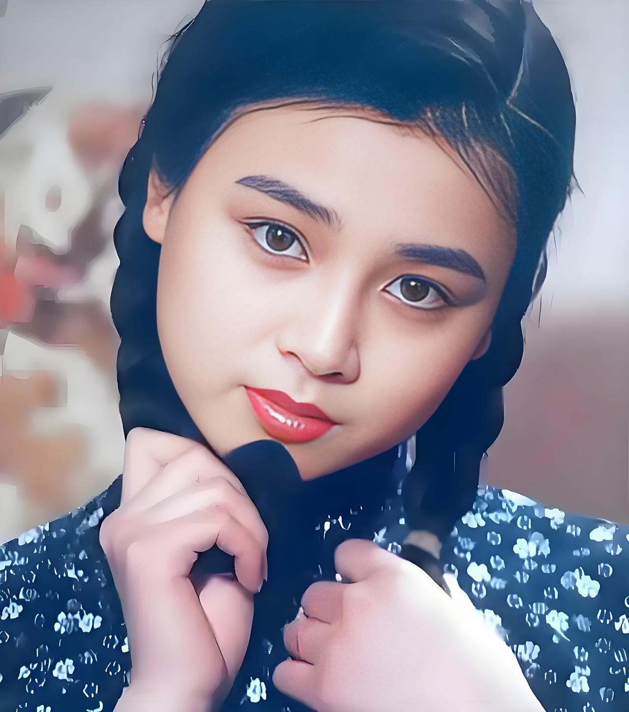 #明星#
哎呦，我的个天啊，这是哪位大美人啊，真是肤白貌美，气质如兰，韵味十足。