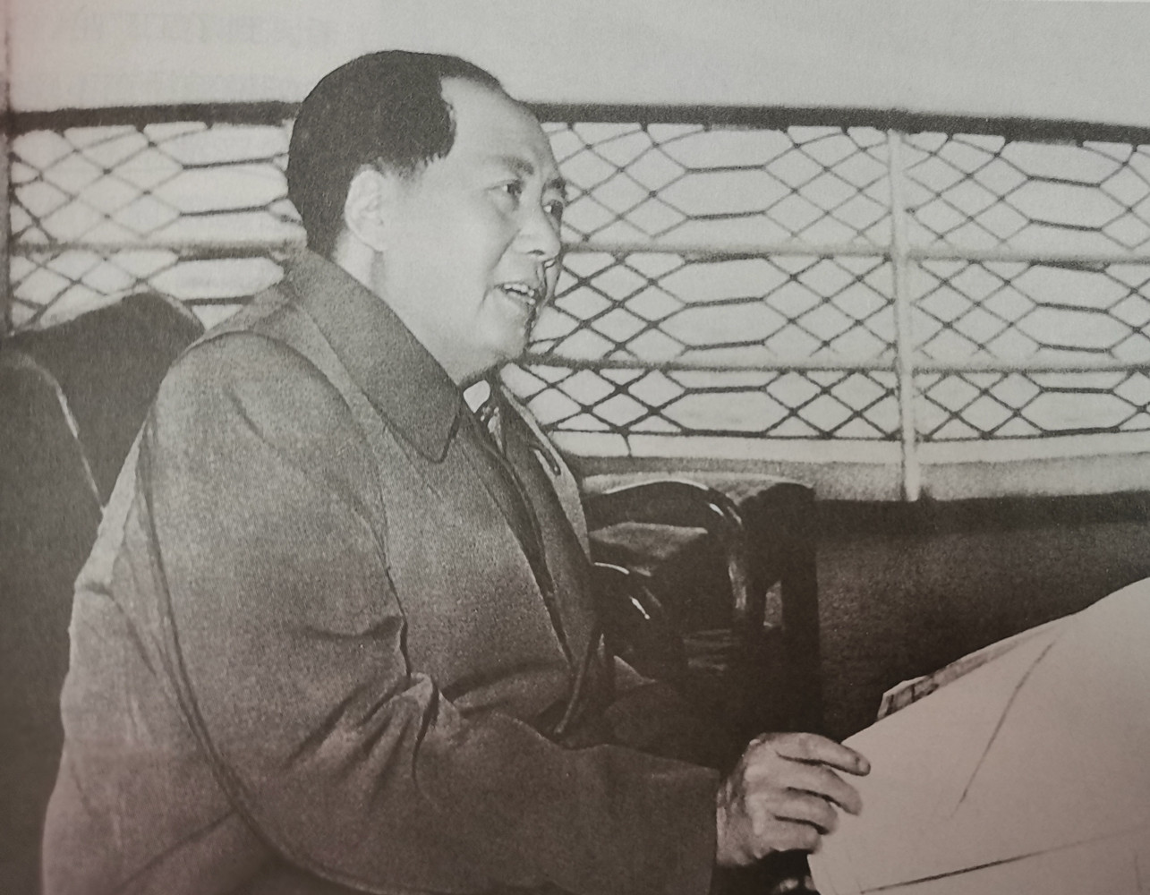 1941年，德军闪电苏联，斯大林为防止日本背后偷袭，东西夹击，致电毛主席，希望中
