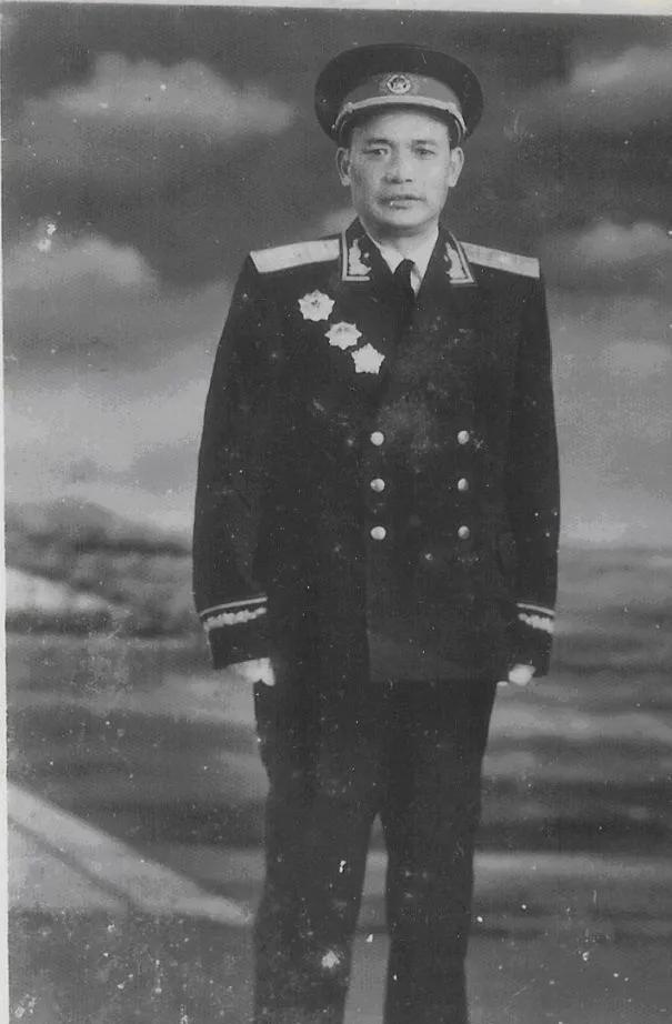 1946年，一百多解放军，为投诚的一千多土匪，举行欢迎仪式，却突然接到情报：“土