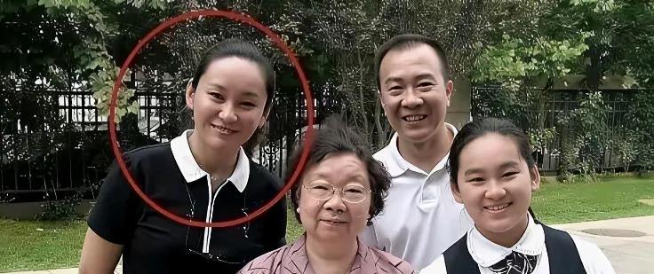 戴志诚晒全家福合影，母亲、女儿、妻子袁茵幸福美满。
鞋穿在脚上才知合适不合适，世