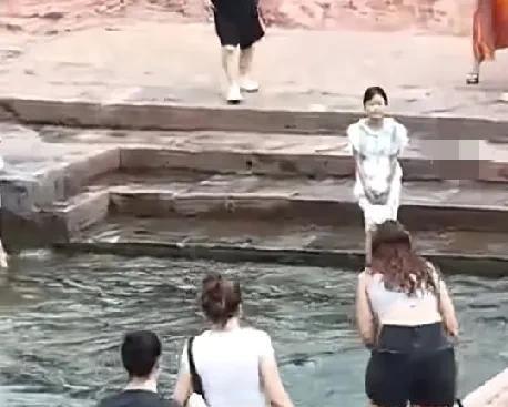 近日，湖南凤凰古城一小孩在游玩时不慎落水，顺着水流漂离岸边，危急时刻，一外国女游