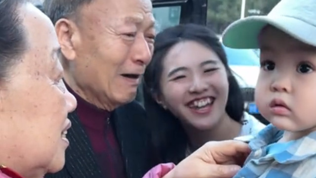 金龟子一家8口五一青岛团聚，王宁父母见到曾孙，激动的热泪盈眶