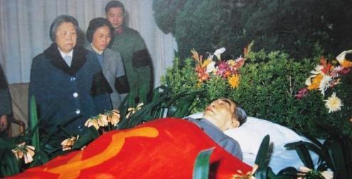周总理去世3小时后，遗体被医生解剖研究！发现肝、肺、大脑都形成了恶性肿瘤，而当年