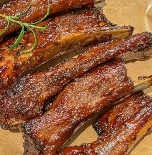 西藏日喀则市十大美食
一、羊肉抓饭
二、汆灌肠
三、亚东鲑鱼
四、藏式咖喱饭
五