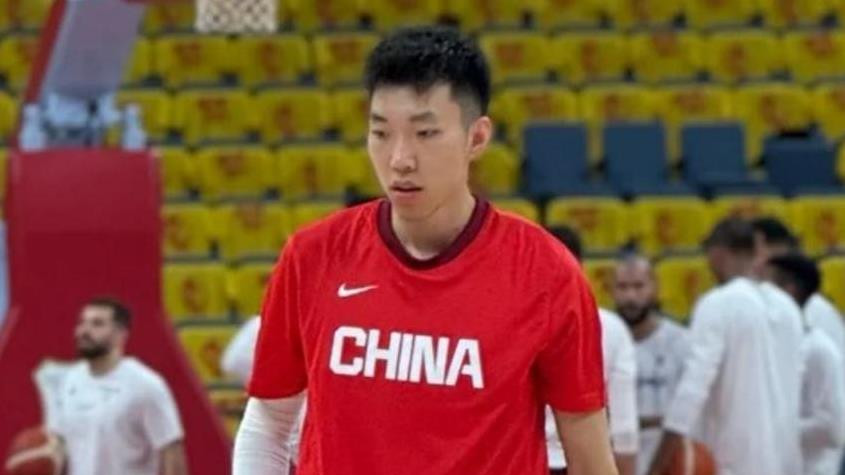 男篮首节大胜！胡明轩回暖，赵睿发力