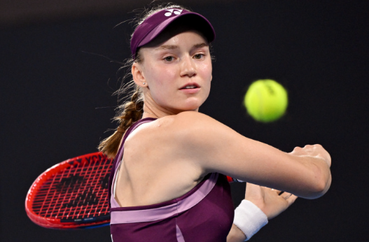 布里斯班站第二轮焦点战，新科总决赛冠军、3号种子莱巴金娜在第二盘克服1-4落后，