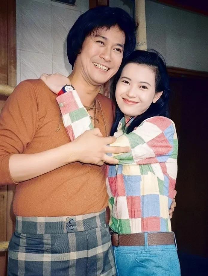 上世纪90年代初，45岁的郑少秋与29岁的蓝洁瑛的留影旧照，真是惊艳了时光。