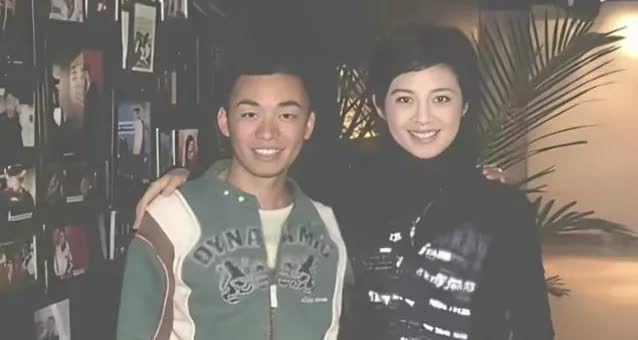 演员王宝强和主持人许戈辉的一张罕见留影 ，那时候的王宝强青涩而单纯，这么多年经历