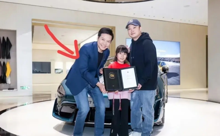 我问我老公，你愿不愿意花52万，让中国首富雷军卑躬屈膝跟你合影留念？
他说：不感