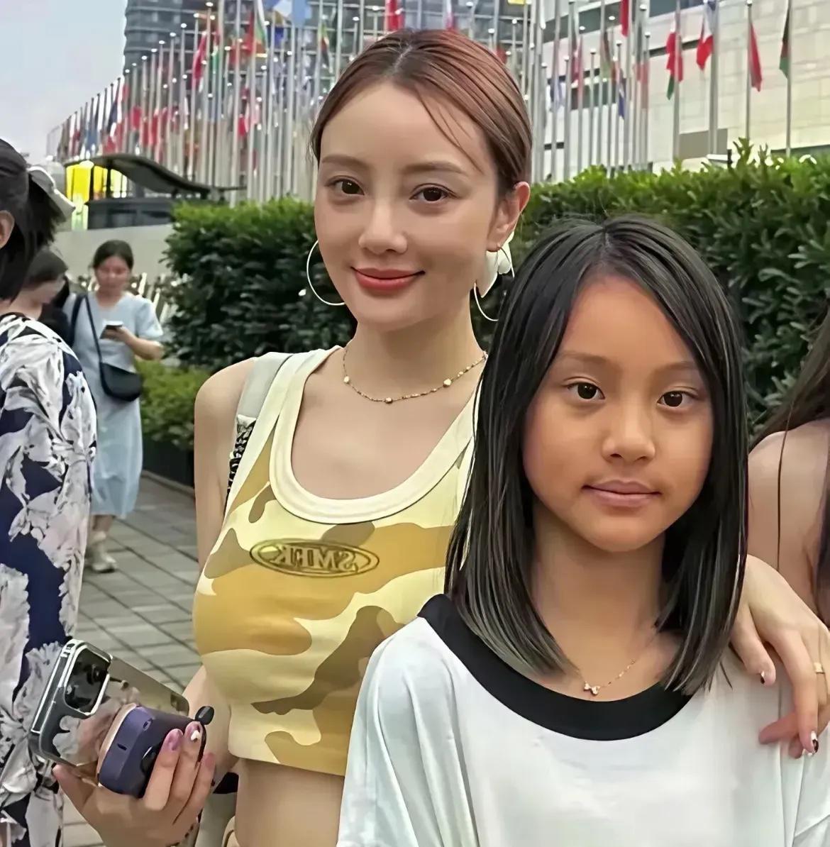 女儿和贾乃亮像还是和李小璐像啊！