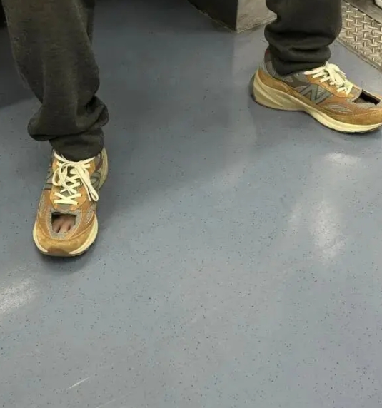太热了，给鞋子开个口子明显凉快了