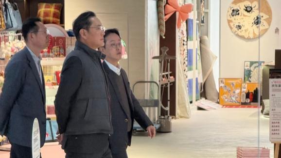 58岁李在镕北京购物！高定西服外穿灰色马甲，好似邻家大爷在遛弯