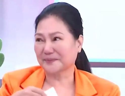 原来她已经火烧眉毛了，
难怪s妈喊话大s给她指示，
不惜拉大s和两个小孩出来，只