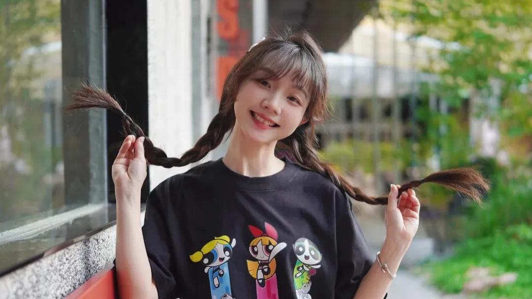 7个甜妹拍照姿势，双马尾辫元气显脸小！可爱又减龄，拍出少女感