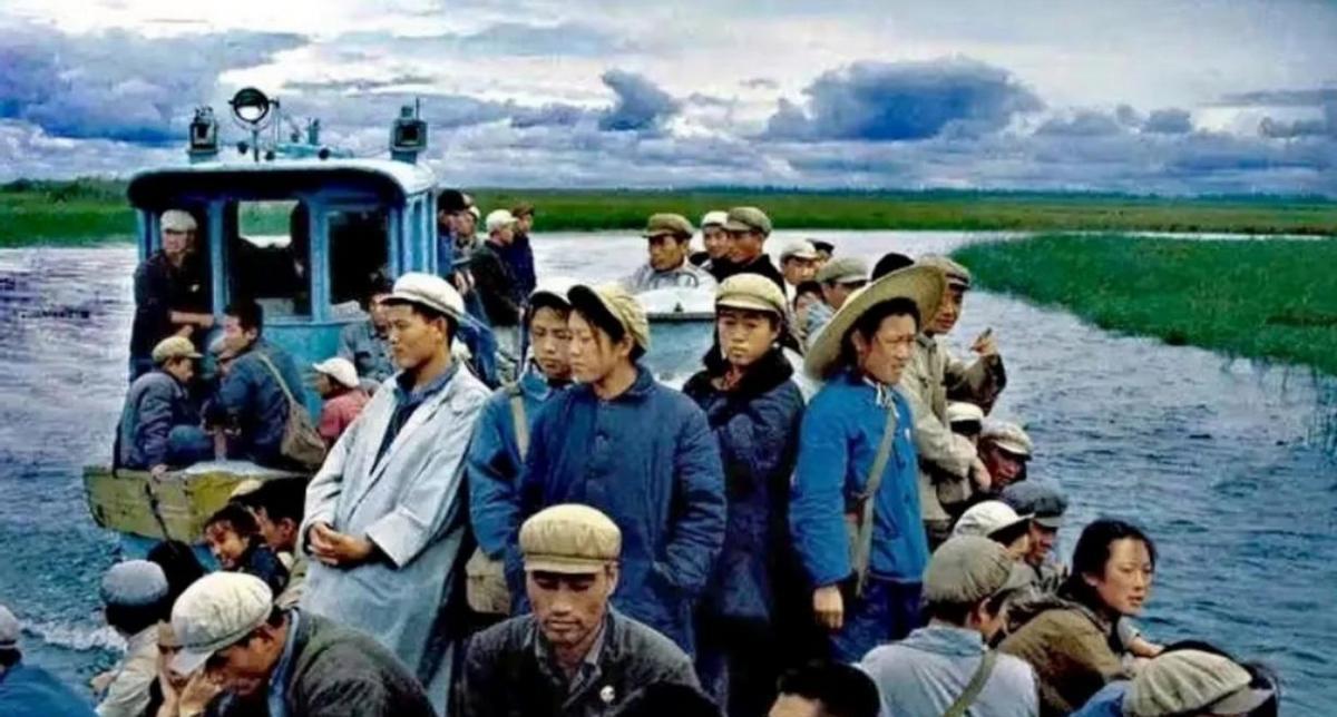 1973年，女知青黄丽萍携农村丈夫归宁波父母家，刚进门，丈夫瞧见墙上照片即大惊，