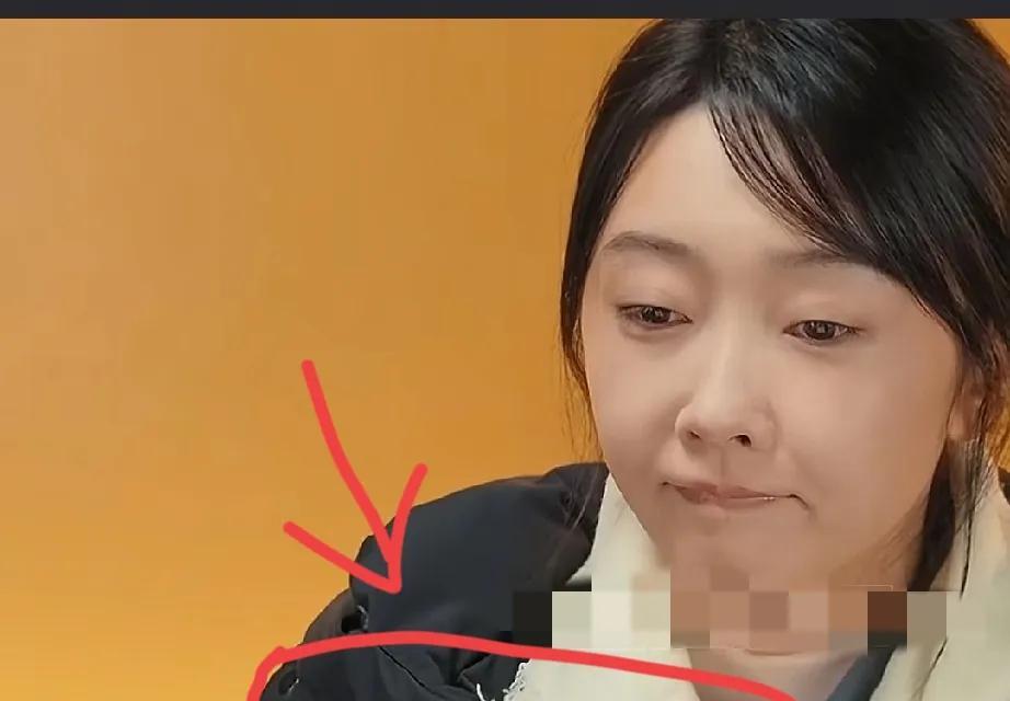 宣璐指责导师偏袒哈尼克孜！
但是宣璐这次的小算盘可打错了！本来想着用小聪明挤掉哈