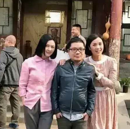中间这位老哥好福气啊！
