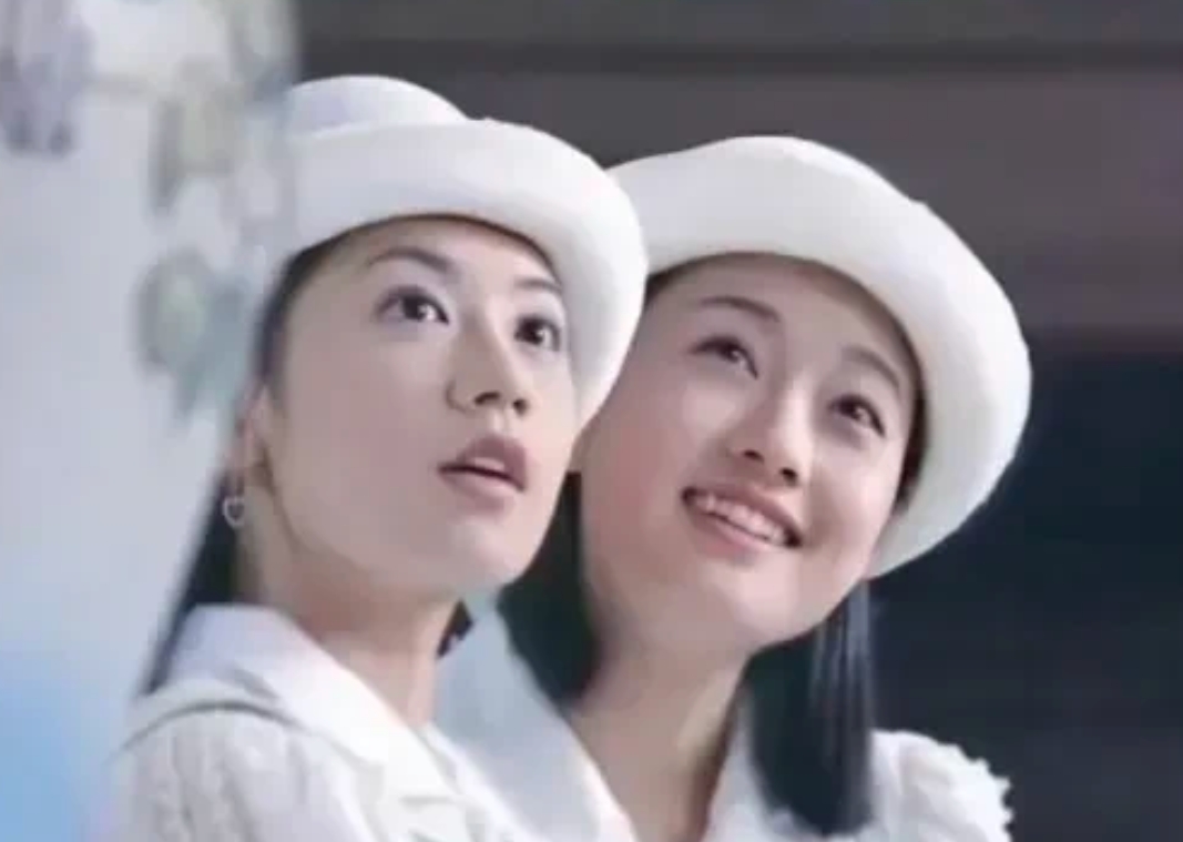 贾静雯旁边这个小姐姐看着好眼熟，就是叫不出名字来，哈哈哈[笑着哭][笑着哭][笑