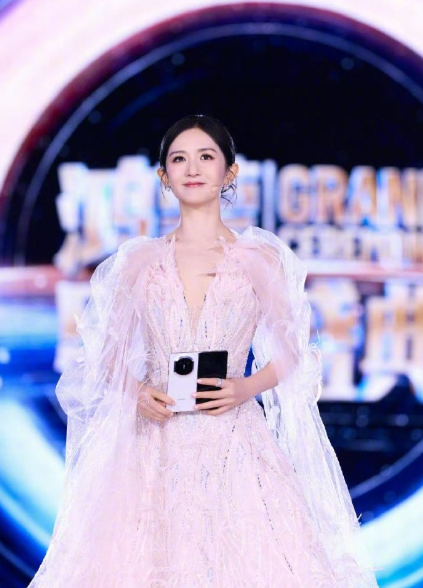 自带笑点buff的舞台掌舵人！谢娜一上场，场子瞬间热到发烫，金句梗王的快乐魔法，