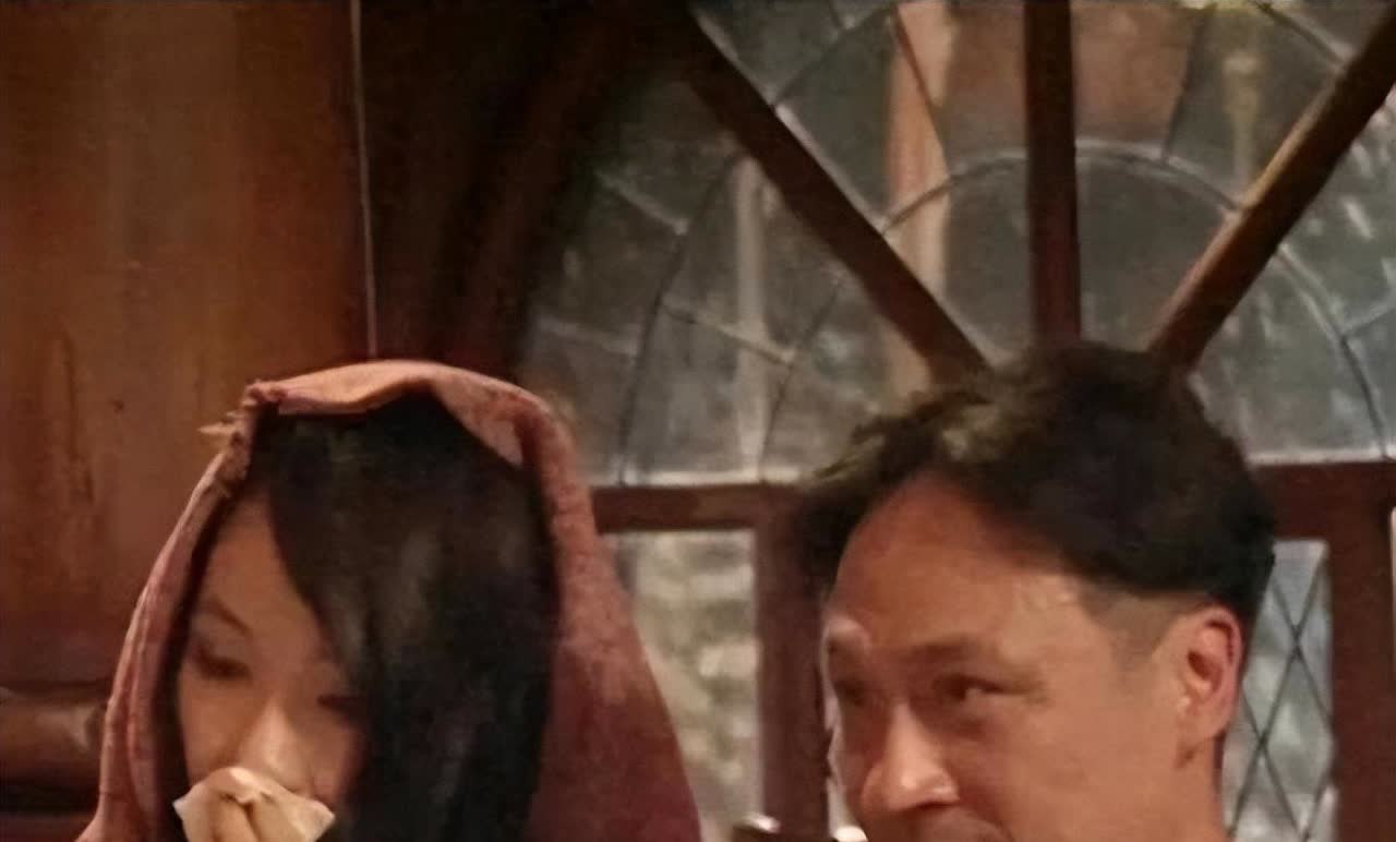 吴镇宇的老婆极少露脸，结果费曼自己爆了他妈妈的照片