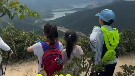 家庭活动缩影：郭晶晶一家登山，霍启刚体力跟不上被催，尽显生活烟火气！