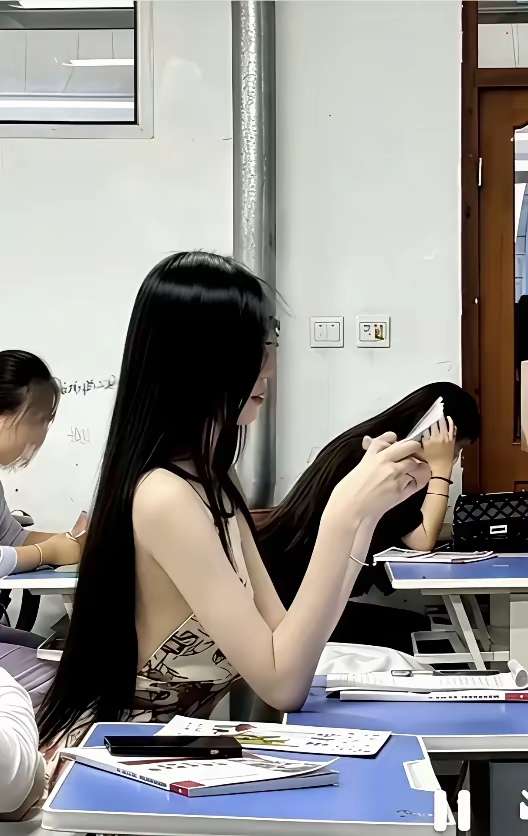 不知道你们发现没有，孩子上小学时去开家长会，打扮的花枝招展的女家长比比皆是，到了