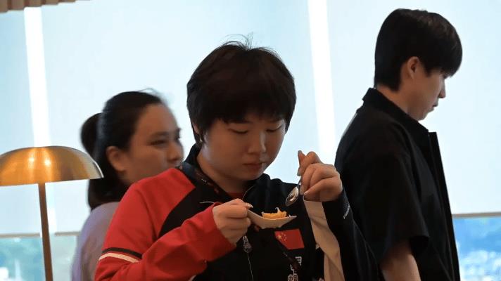 横滨冠军赛欢迎晚宴，王楚钦只看不吃~
头哥咱这是咋滴啦？看着小曼姐吃豆东西，都看