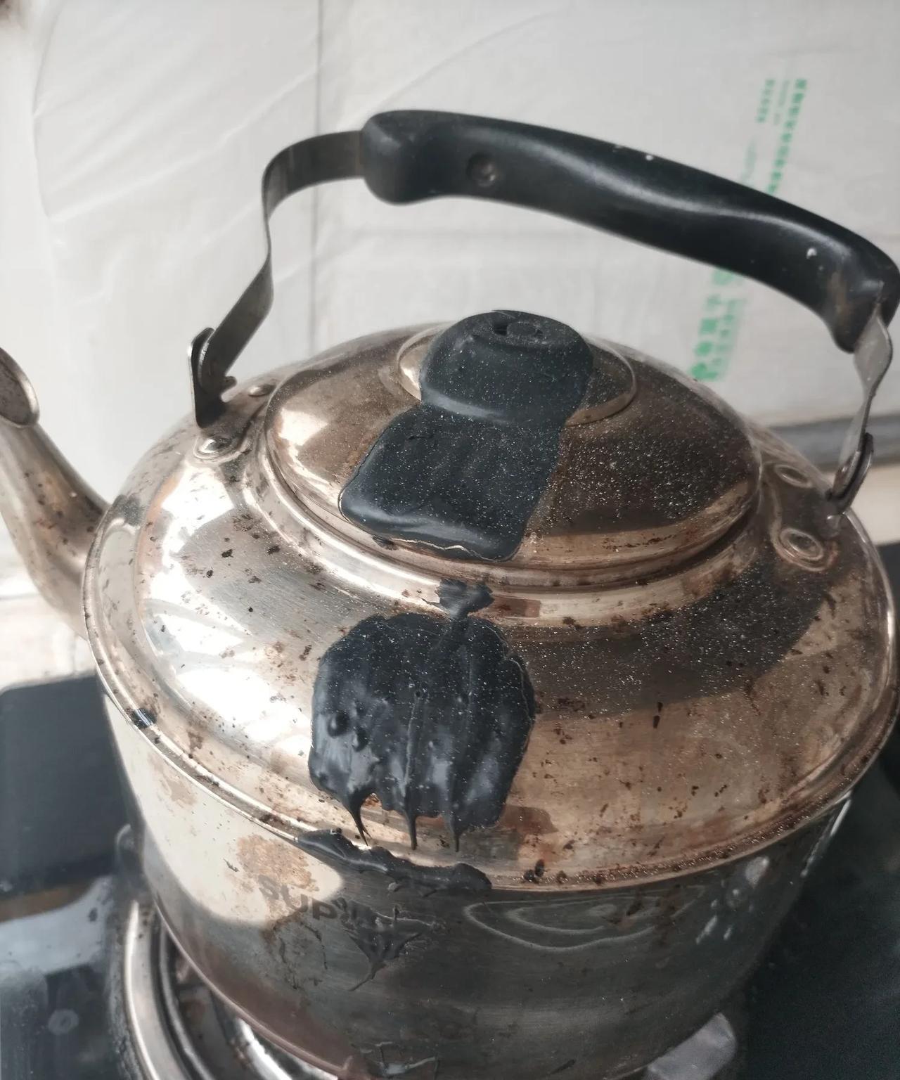 老年朋友们，我们的记忆不比当年，一定要注意安全。
昨天吃完午饭，老伴上楼，把自己