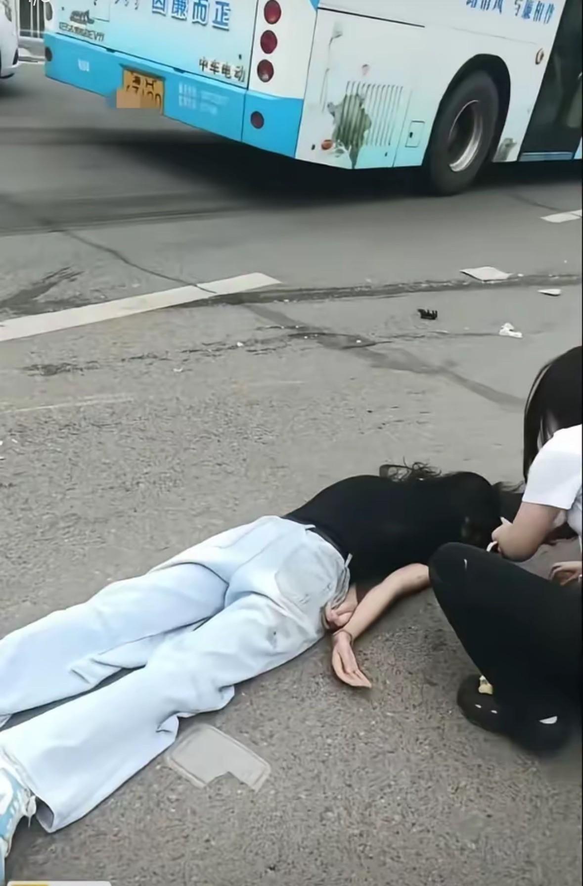 6月9日下午1点多，湖南益阳一女生过人行道，被一外卖小哥撞倒！电动车飞出去老远！