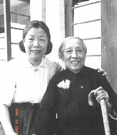 珍贵的一张照片。
邓颖超和何香凝的一张珍贵照片，二人1924年在广州相识，当时何