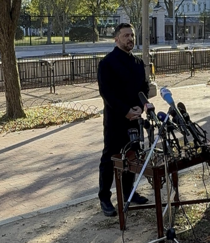 泽连斯基当面拒绝了，特朗普要求割地停火的要求。美国不允许，泽连斯基继续在白宫草坪