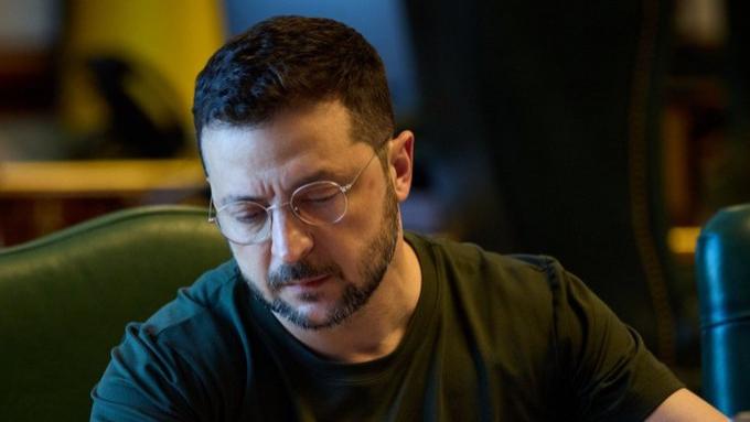 特朗普：泽连斯基若放弃克里米亚和北约即可立即结束冲突；泽连斯基陷入两难境地