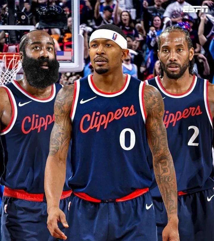 哈登此前在招募比尔加盟快船的过程中发挥了关键作用，比尔预计将会首发。
“我被告知