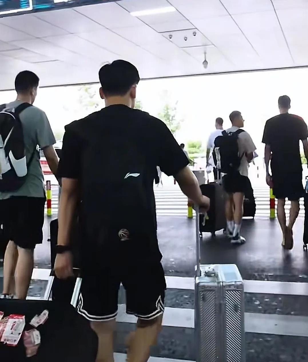 广东队今天上午踩场训练，明晚有可能8人轮换上场！
广东队昨天下午四点多抵达山东泰
