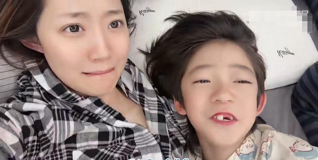 万千惠儿子：妈妈，我想要个弟弟。
万千惠：你已经有阿布和太阳弟弟了（两只狗狗的名