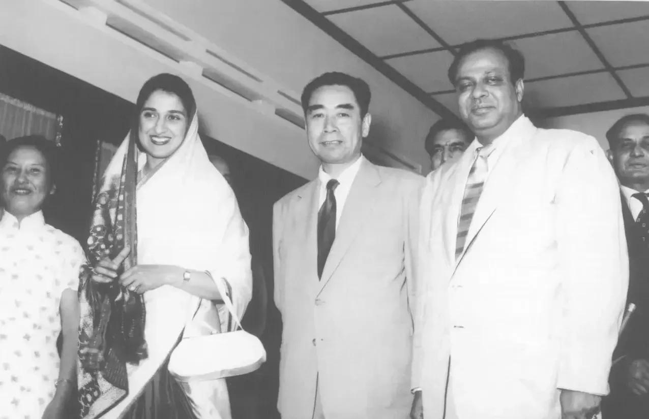 1955年4月，万隆，周总理会见巴基斯坦总理，亲切交谈，笑容满面，举止温柔，合影