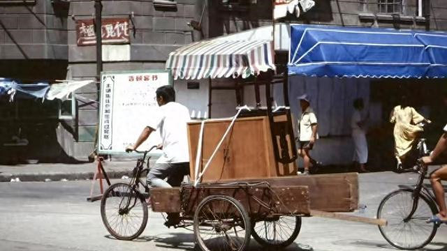 七十年代，妻子初恋是个高材生，他考大学走了，我才鼓起勇气找她