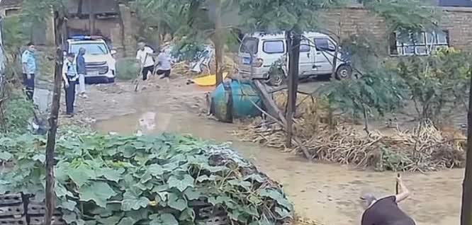 周口太康发生一起事件，视频中，一位老人因为路面积水倒地不起，围观的车辆很多，路过