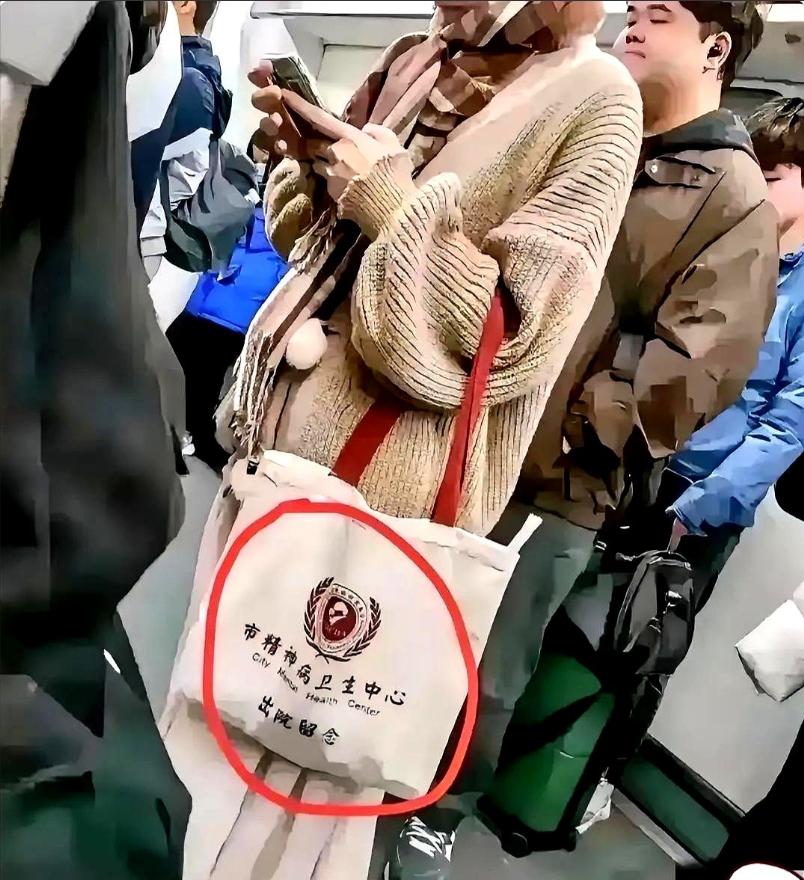 地铁里碰到个女士，手里的手提袋字特扎眼，我真是佩服，这袋子居然敢拎上街！
说真的